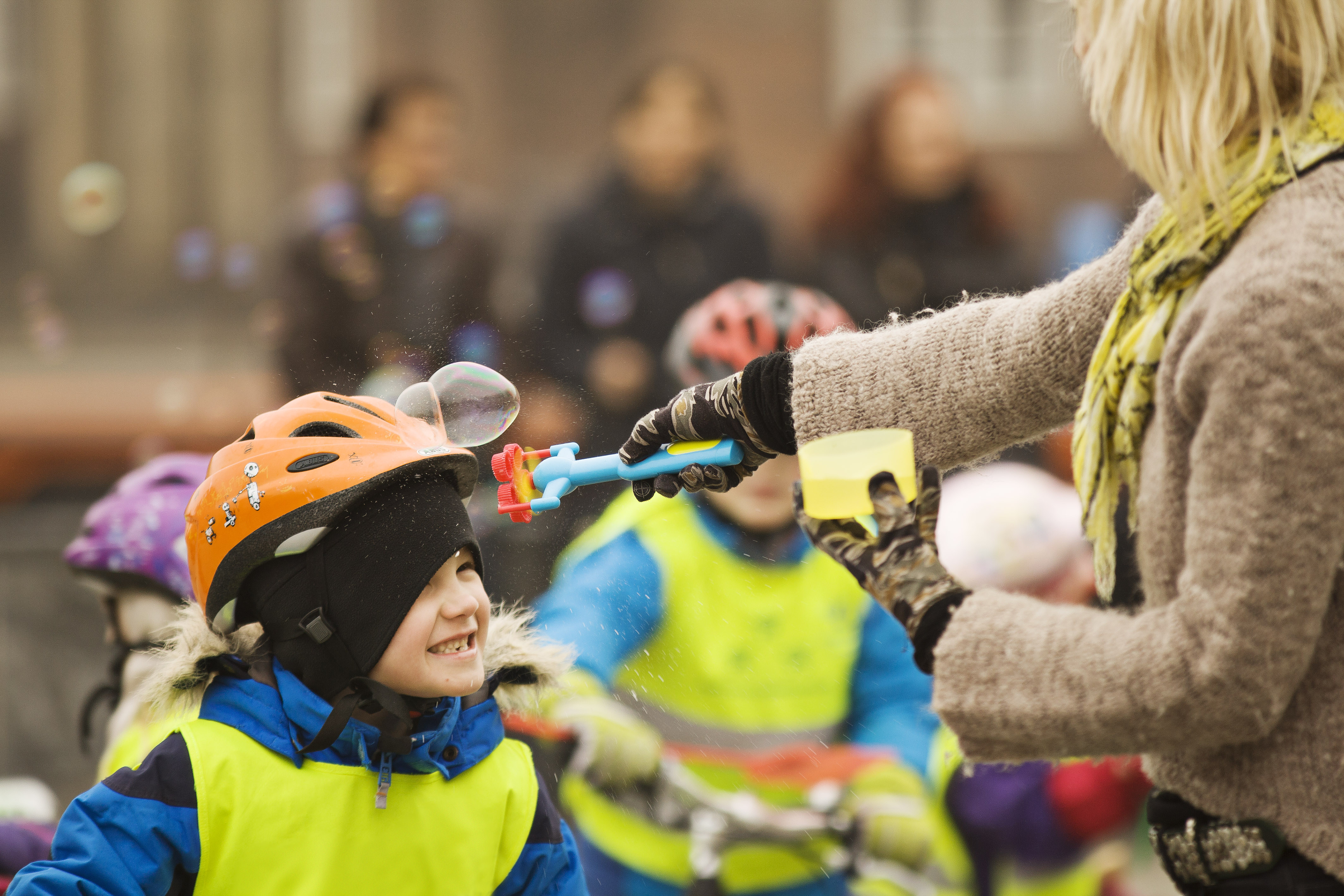 Lille barn cykler: Foto: Mikkel Østergaard